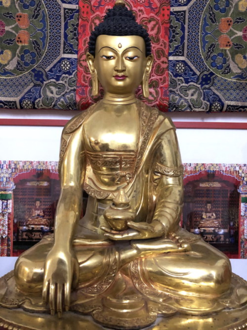 Goldene Buddha-Statue im PARAMITA Bonn
