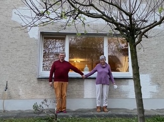 Angelika Wild-Regel und Yesche Regel vor dem Paramita Praxisraum in Bonn