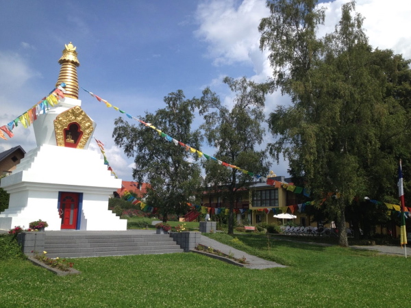 Stupa Kamalashila Institut Der Friedens- und Medizin-Buddha-Stupa und der Garten des Kamalashila Instituts in Langenfeld/Eifel