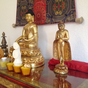 Goldene Buddha Statuen im PARAMITA Praxisraum